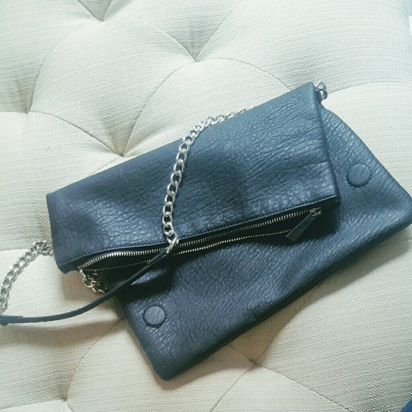 Express foldover magnetic satchel with silver chain - Picture 3 of 6